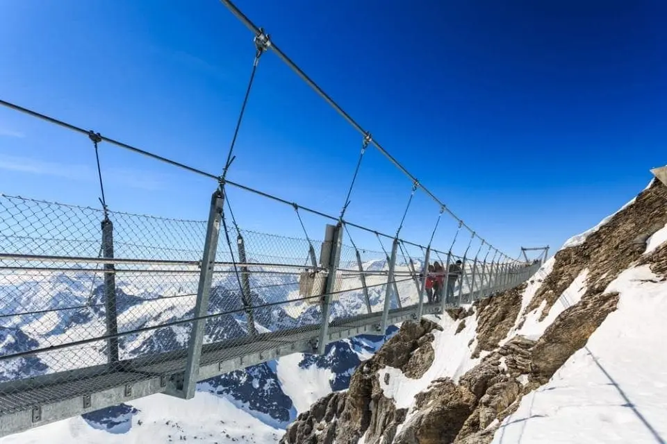 Passeggiata sulla scogliera del Titlis, Svizzera