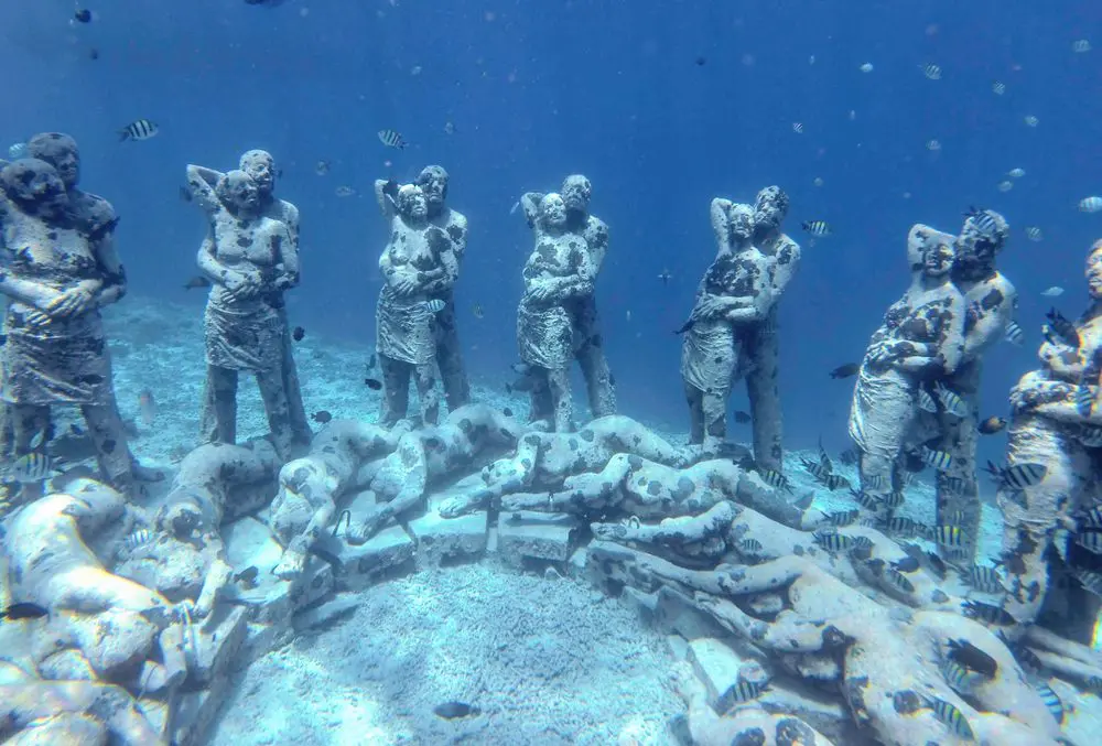 Gili Meno Statues