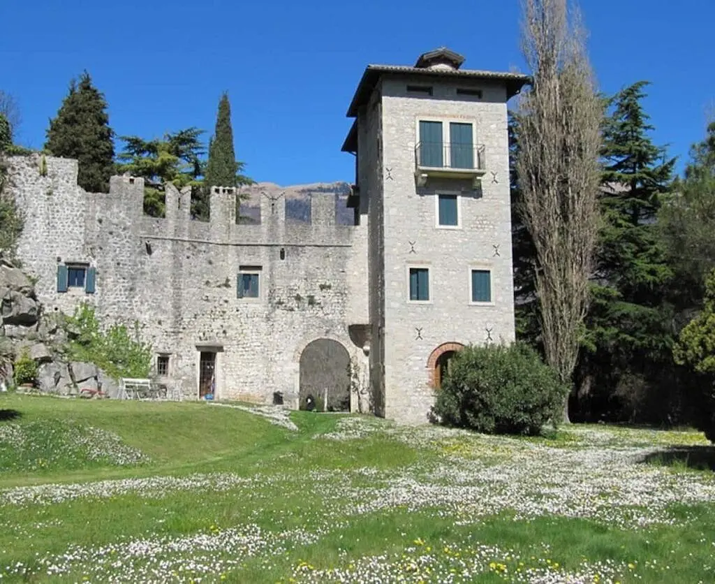 Castrum of Serravalle Airbnb, Italien