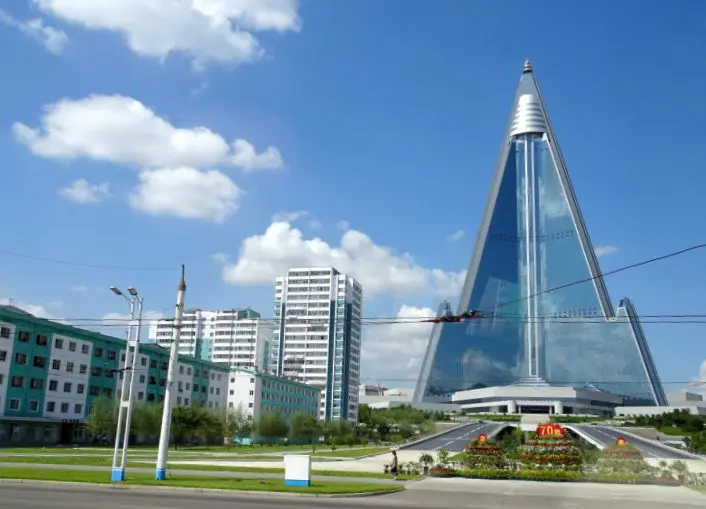 Ryugyong Hotel in Pjöngjang LP