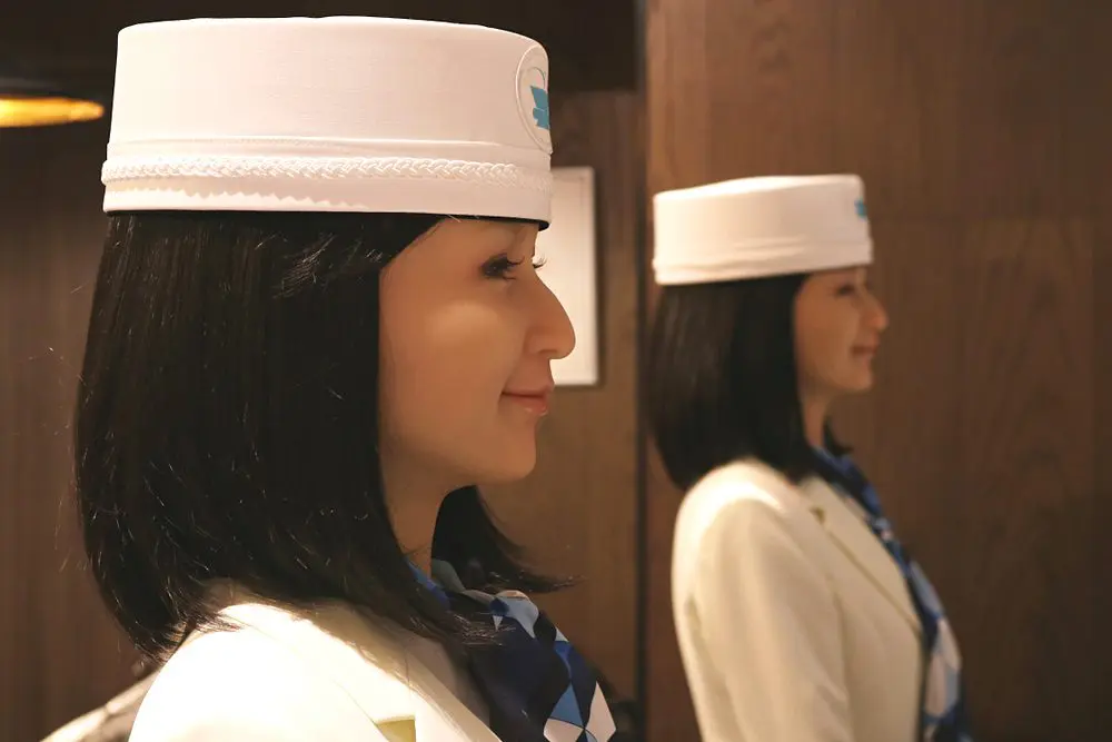 Que trabalhos realizam os robots no Hotel Henn Na?
