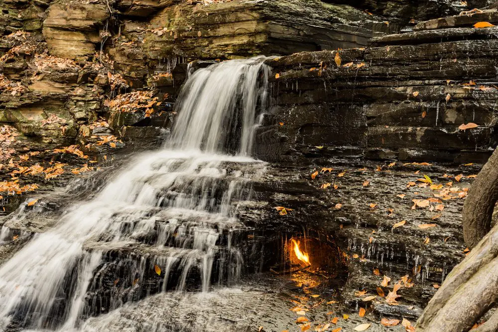 Cascadas de la Llama Eterna - Maravilla natural del estado de Nueva York