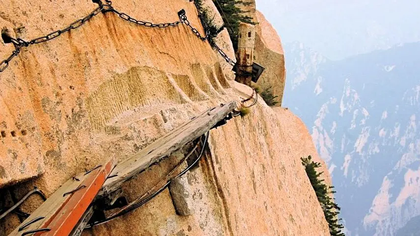 Mount-Hua-Shan-Plank-Walk-in-the-Sky